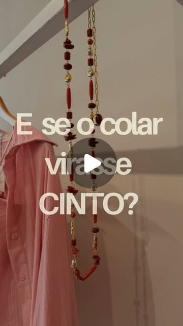 MULTIFUNCIONAL ✨ Nosso colar que vira cinto todo em cascalho, resina e metal! Um charme que trás cor e movimento pro look.