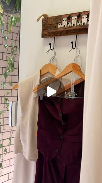 Amiga, não é sobre nunca mais comprar roupa. É sobre parar de comprar no automático. Antes da próxima peça, faz essas 3 perguntas comigo…