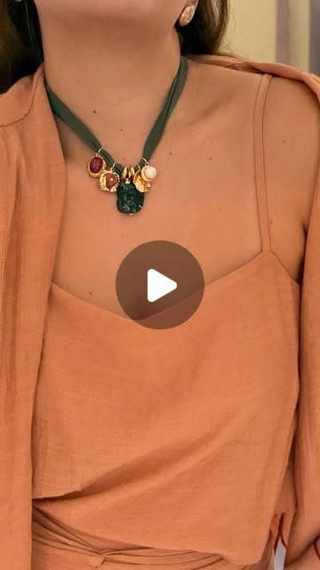 Sabe quando você dobra o punho da camisa acima do cotovelo… e ele simplesmente não fica no lugar? Talvez ele só esteja precisando de um t…